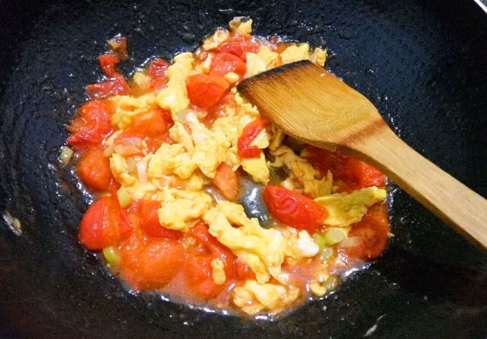 Được biết, để nấu món trứng sốt cà chua ngon, nhất đinh phải nắm được bí quyết "riêng rồi mới chung". Cụ thể, khi dun nóng chảo dầu thật nóng, đổ trứng vào, đảo, chờ một lúc để trứng đông lại thành miếng nhỏ rồi tắt bếp, đổ trứng ra đĩa riêng, để nguyên dầu trong chảo.