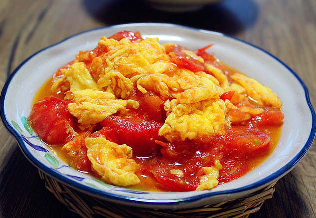 Nói đến món trứng sốt cà chua là nói đến món ăn phổ biến nhất đối với nhiều người. Thường xuất hiện trên bàn ăn của mỗi gia đình vì ngon, dễ làm hơn nữa giá thành lại rẻ, trứng sốt cà chua thực sự rất được mọi người ưa chuộng.