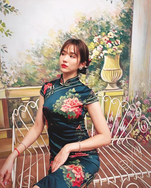 Thế nhưng không ai nghĩ Trúc Trúc có thể "hi sinh vì nghệ thuật" đến vậy. Bộ sách ảnh nóng bỏng của hot girl đồng thời cũng khiến cô gặp phải dư luận trái chiều.