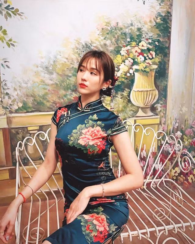 Thế nhưng không ai nghĩ Trúc Trúc có thể "hi sinh vì nghệ thuật" đến vậy. Bộ sách ảnh nóng bỏng của hot girl đồng thời cũng khiến cô gặp phải dư luận trái chiều.