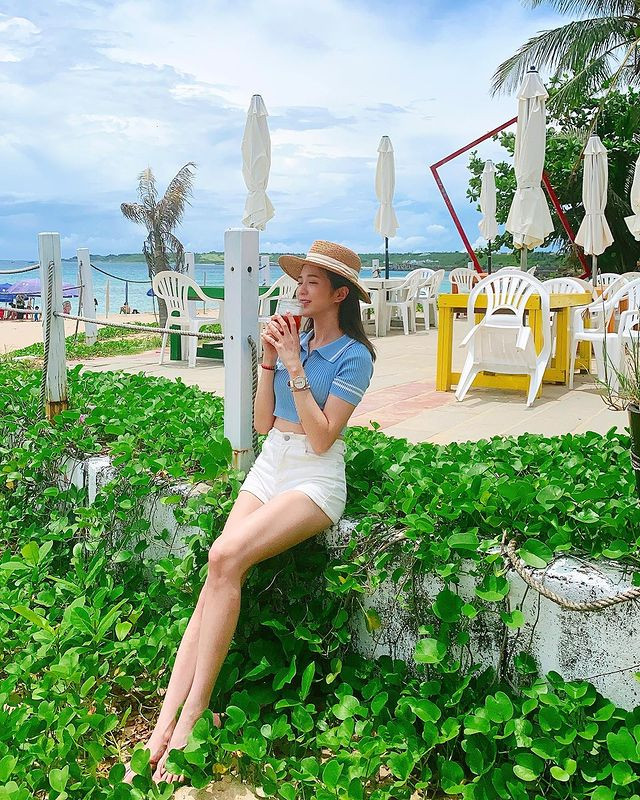 Một số người phản đối, cho rằng Trúc Trúc không cần phải hở bạo như vậy cũng đã rất hút fan rồi. Đột nhiên "cởi sạch" như vậy vô cùng phản cảm.