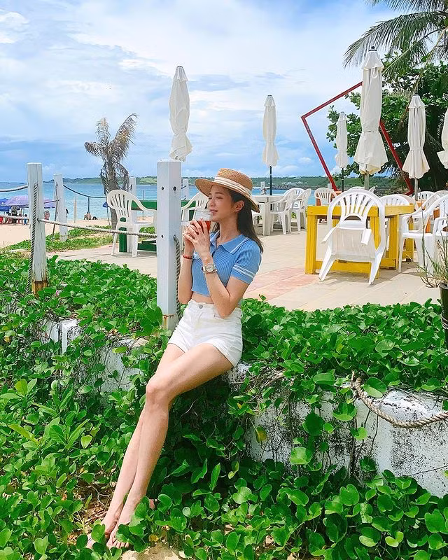 Một số người phản đối, cho rằng Trúc Trúc không cần phải hở bạo như vậy cũng đã rất hút fan rồi. Đột nhiên "cởi sạch" như vậy vô cùng phản cảm.