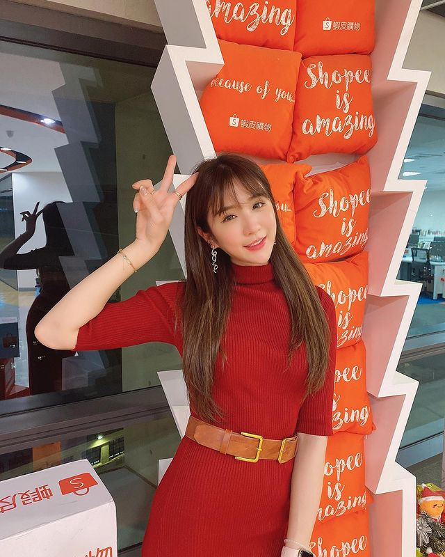 Thực tế, ngoài đời, Trúc Trúc cũng là cô nàng ưa phong cách kín cổng cao tường, hiếm khi diện đồ hở da thịt.