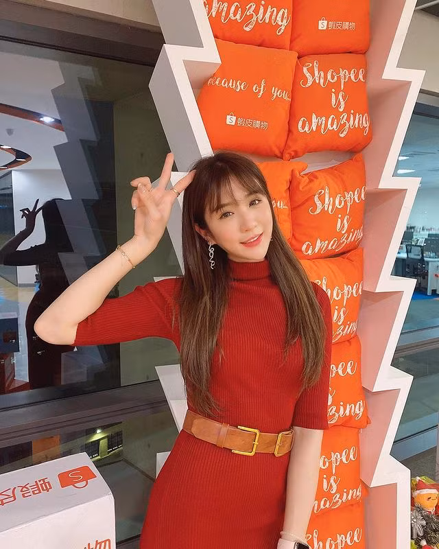 Thực tế, ngoài đời, Trúc Trúc cũng là cô nàng ưa phong cách kín cổng cao tường, hiếm khi diện đồ hở da thịt.