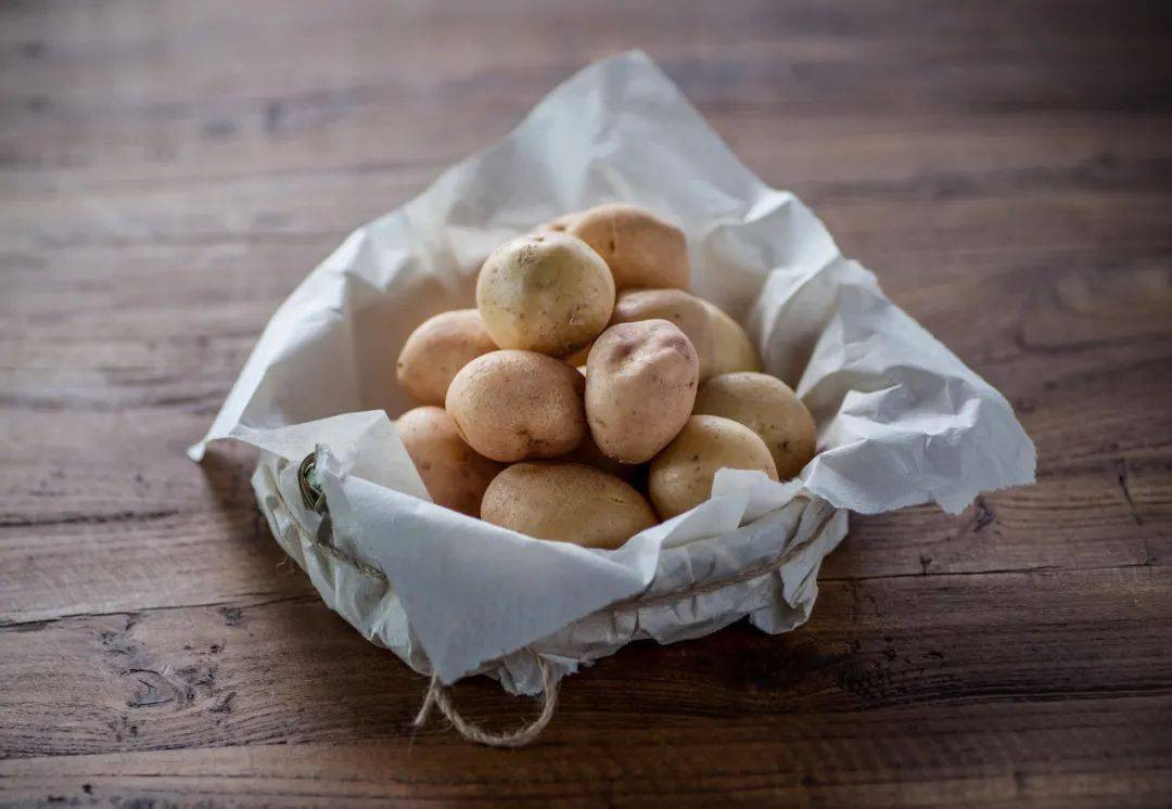 Một số tôn giáo tin rằng ăn khoai tây sẽ bị bệnh hủi. Nhiều cuốn sách thời đó coi khoai tây là từ đồng nghĩa với bóng tối, thậm chí người Sicily ở Ý còn tin rằng chỉ cần tên của người mình ghét bị đóng đinh vào củ khoai tây thì họ sẽ chết.