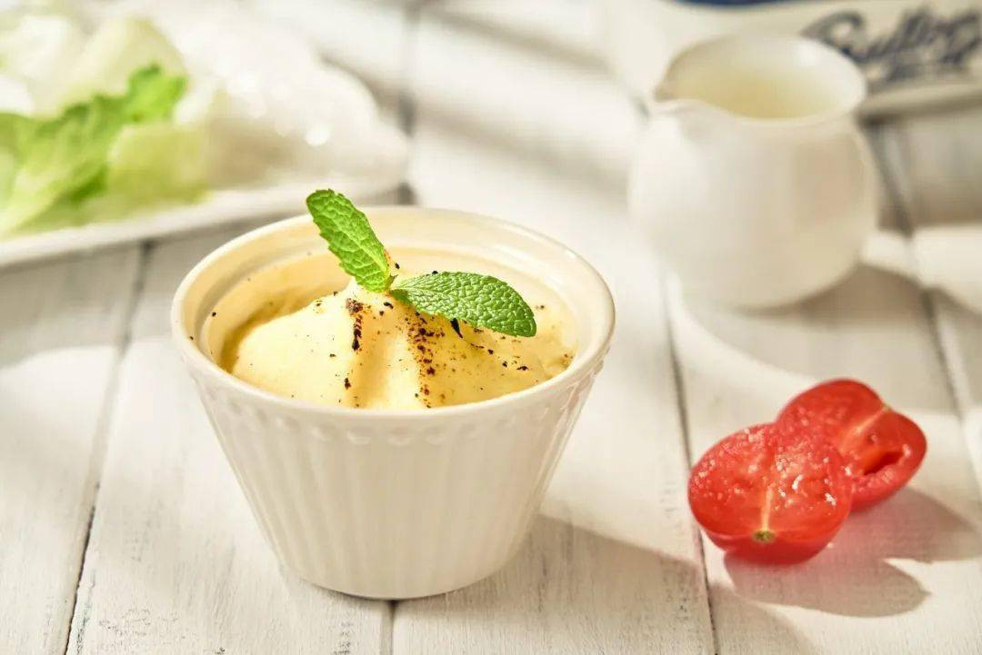 Trong ảnh là món khoai tây nghiền ăn kèm với cà chua.