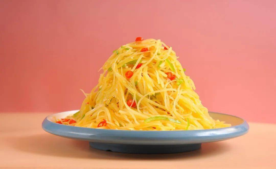 Ngày nay, khi ngày càng nhiều quốc gia yêu thích và trồng khoai tây, phương pháp ăn uống và cách thức chế biến khoai tây cũng dần được mở rộng và thay đổi theo từng vùng.