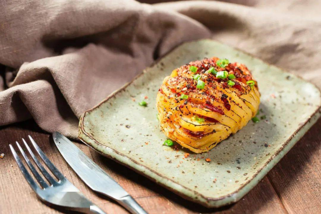 Sau đó, việc trồng khoai tây dần được mở rộng và dần tràn sang Nga và Trung Quốc, trong thời đại bấp bênh đó, nó đã cứu vô số người thoát khỏi nạn đói.