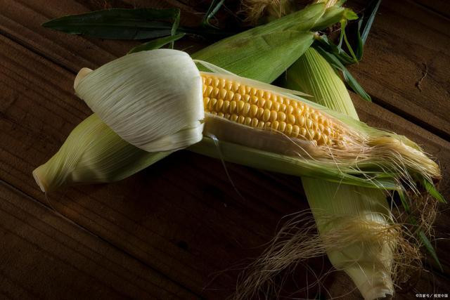 Ngô là loại ngũ cốc nguyên hạt rất được ưa chuộng vì có nhiều chất dinh dưỡng. Thêm nữa ngô cũng có ngô ngọt và ngô nếp, rất dễ chế biến với hương vị phong phú.