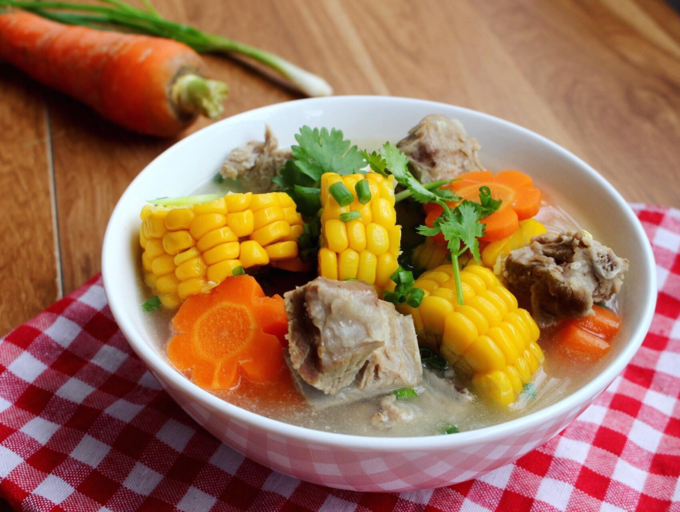 Thứ ba, người hoạt động thể chất cường độ cao. Ngô tuy giàu chất dinh dưỡng nhưng lại cung cấp năng lượng tương đối ít cho cơ thể, một số người lao động chân tay thường xuyên ăn ngô sẽ khiến cơ thể bị suy dinh dưỡng, cơ thể không được cung cấp năng lượng ảnh hưởng đến sức khỏe.