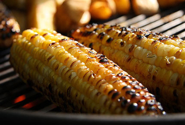 Ngô là một loại hạt thô, hàm lượng chất xơ phong phú, sau khi cơ thể chúng ta hấp thụ và đào thải ra ngoài, một số chất cặn bã sẽ được hình thành trong dạ dày và ruột, ảnh hưởng đến quá trình hấp thụ canxi của cơ thể, những người bị thiếu canxi nên cố gắng không ăn quá nhiều ngô.