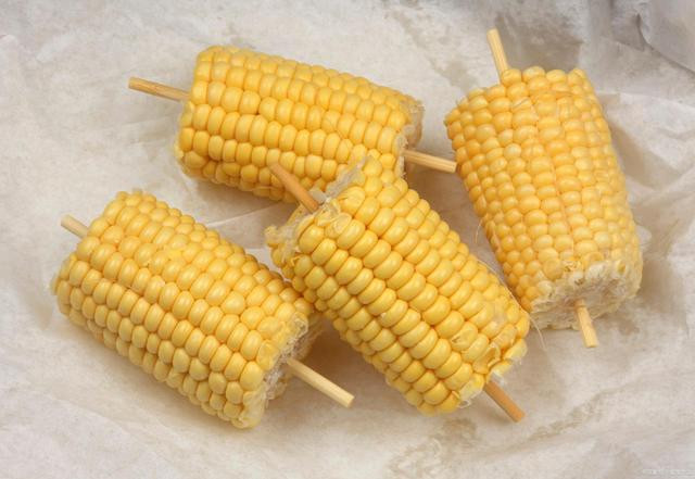 Bên cạnh đó, ngô còn có tác dụng làm chậm quá trình lão hóa. Hàm lượng vitamin E trong ngô đặc biệt phong phú, chất này có khả năng chống oxy hóa mạnh, loại bỏ các gốc tự do có hại trong cơ thể, ngăn ngừa nếp nhăn xuất hiện trên da, đồng thời giảm đốm.