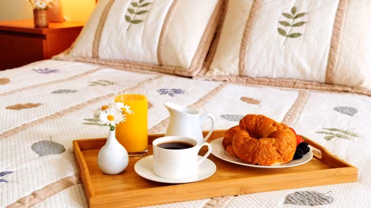 Một số chuyên gia sức khỏe cho rằng, nếu bạn thường xuyên không cảm thấy đói vào buổi sáng, đây có thể là dấu hiệu của sự lão hóa thể chất do thay đổi nội tiết tố trong cơ thể và các bệnh lý khác dẫn đến tình trạng ăn không ngon miệng.