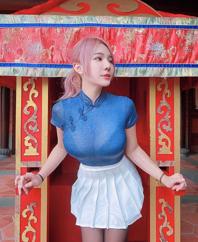 Trên trang cá nhân Instagram, Janie Lin thường xuyên đăng tải những hình ảnh xinh đẹp, gợi cảm, thu hút được hơn 1,75 triệu người hâm mộ, theo dõi.