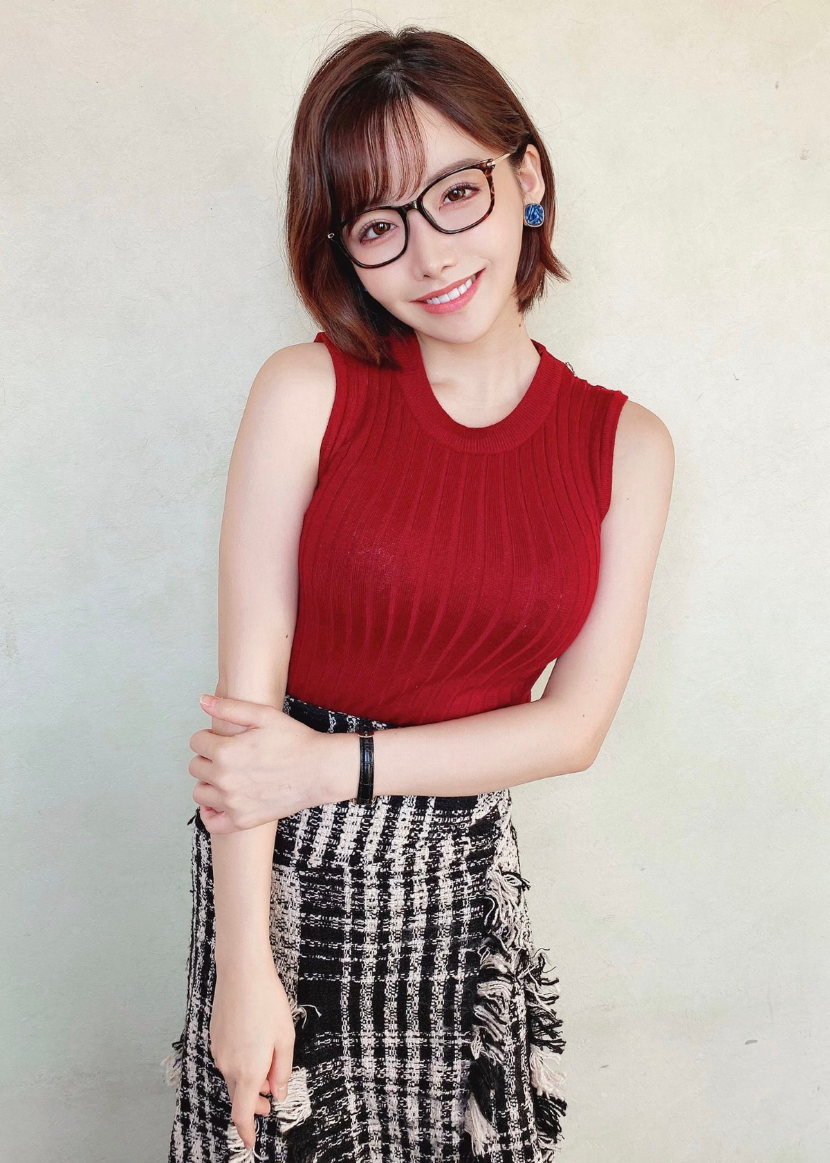 Bộ trang phục đơn giản nhưng không kém phần nổi bật, giúp cô nàng hot girl đẹp thanh lịch mà vẫn đầy lôi cuốn.