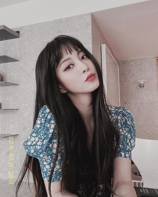 Dù hiếm khi diện trang phục cầu kỳ, nhan sắc diễm lệ và chiều cao nổi bật của Han Ye Seul cũng đủ khiến mọi người phải chú ý.