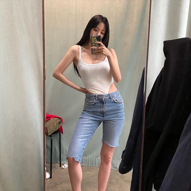 Nữ diễn viên khoe dáng nuột nà trong phòng thay đồ khi diện body suit.