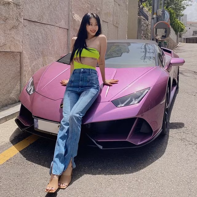 Đôi chân dài miên man của nữ minh tinh "cân" được đủ mọi loại trang phục dù là khó nhằn nhất.