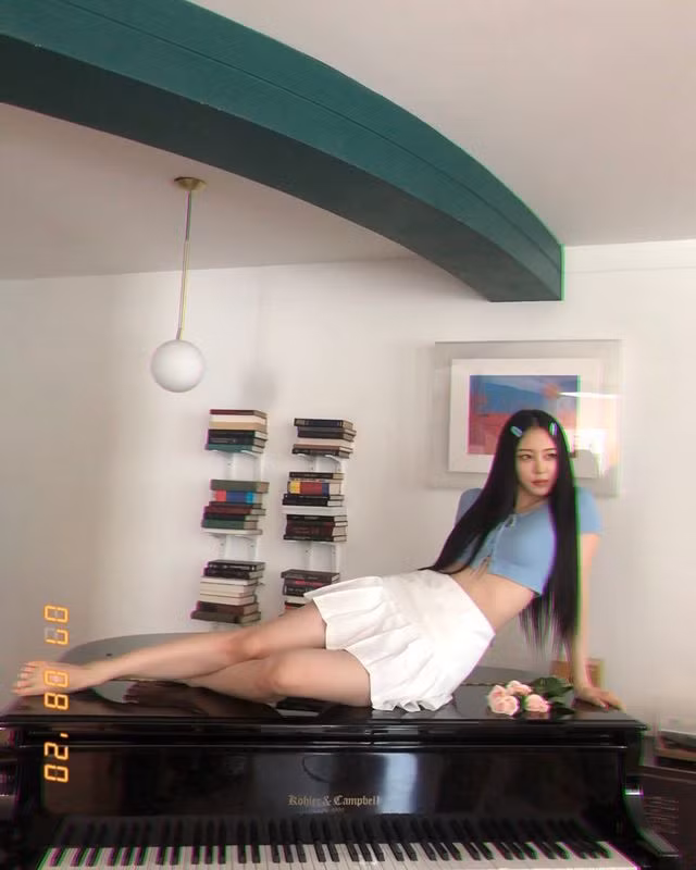 Dù có diện loại trang phục nào, Han Ye Seul vẫn xinh bất chấp, thực sự khiến mọi người phải ước ao, ngưỡng mộ.