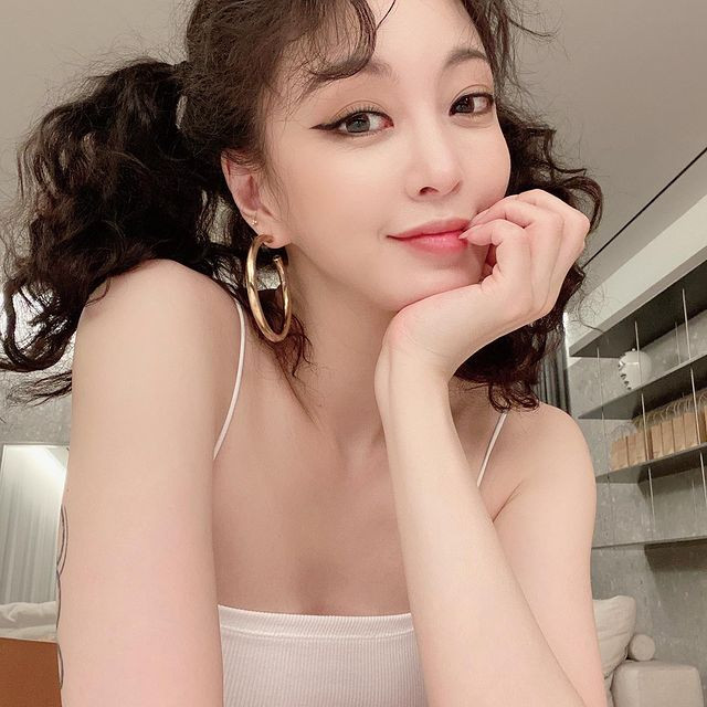 Chỉ với một bức ảnh selfie đơn giản, Han Ye Seul cũng khiến dân tình trầm trồ trước nhan sắc cũng như thần thái đỉnh cao của mình.