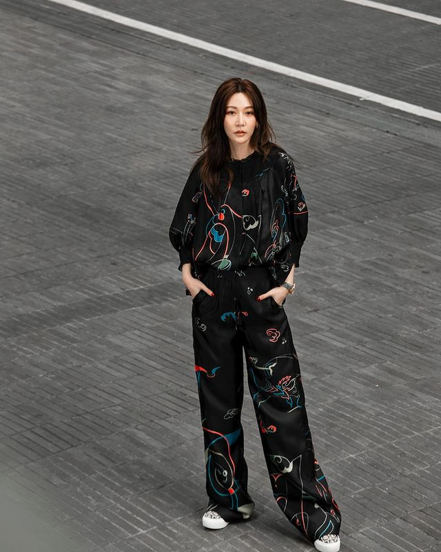 Nữ diễn viên đôi lúc cũng tham gia tuần lễ thời trang và gây được sự chú ý nhờ phong cách đẳng cấp của mình.