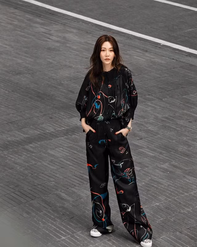 Nữ diễn viên đôi lúc cũng tham gia tuần lễ thời trang và gây được sự chú ý nhờ phong cách đẳng cấp của mình.