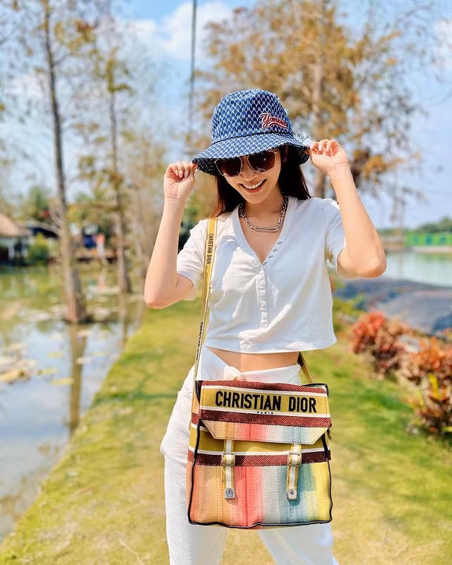 Dù đi chơi gần, Tăng Hoàn Đình cũng phải lên đồ cực chất. Chiếc túi Dior chính là điểm nhấn của bộ trang phục này.