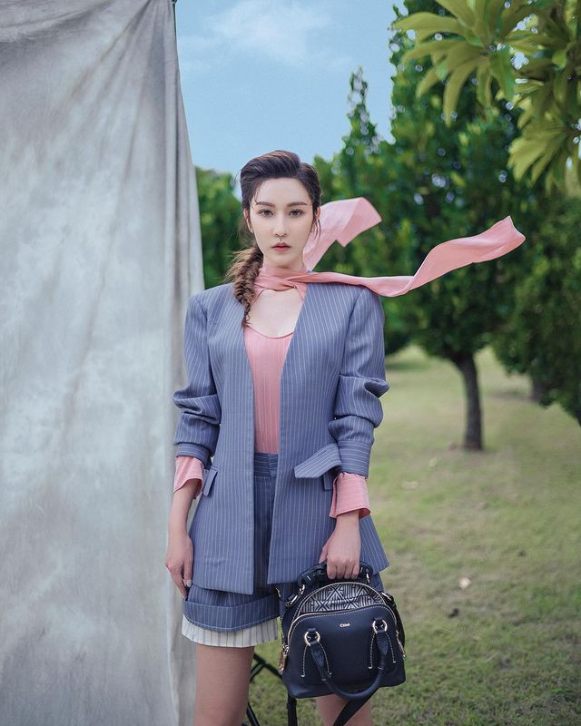 Năm nay 36 tuổi nhưng nhan sắc và dáng vóc của Tăng Hoàn Đình được bảo dưỡng rất tốt, nhờ vậy không có bộ trang phục nào làm khó được cô nàng.