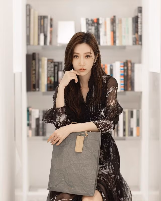 Bước đột phá trong giới bất động sản của Tăng Hoàn Đình khiến nhiều người ghen tị, mỉa mai nữ diễn viên. Tuy nhiên, với EQ cao, Tăng Hoàn Đình chỉ đáp rất đơn giản và sâu cay rằng: "Tiền không tự nhiên từ trên trời rơi xuống! Mọi người cùng cố gắng lên".