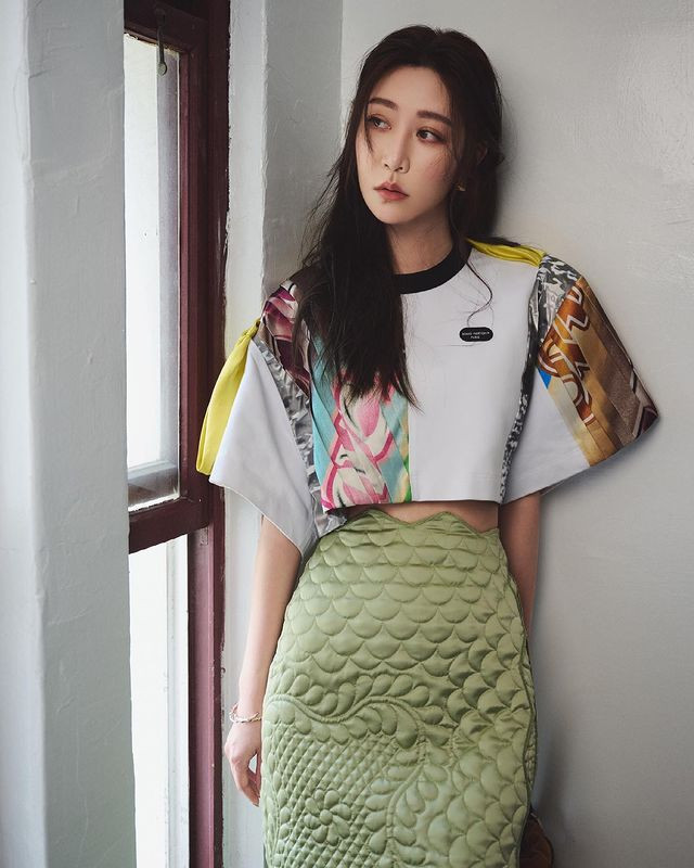 Cộng với thần thái của một minh tinh phim truyền hình, Tăng Hoàn Đình thực sự khiến mọi người mê đắm phong cách thời trang đắt đỏ của mình. Trong hình, cô nàng diện cả set đồ của LV có giá hàng trăm triệu đồng.