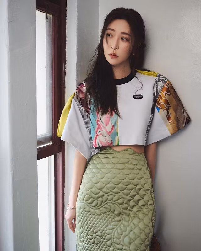 Cộng với thần thái của một minh tinh phim truyền hình, Tăng Hoàn Đình thực sự khiến mọi người mê đắm phong cách thời trang đắt đỏ của mình. Trong hình, cô nàng diện cả set đồ của LV có giá hàng trăm triệu đồng.