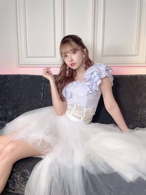 Mikami Yua, xuất thân là nữ thần tượng, ra mắt với tư cách ca sĩ thuộc nhóm nhạc SKE48. Sau đó, cô nàng chuyển sang làm diễn viên phim người lớn rồi lại đầu quân làm thành viên nhóm nhạc Ebisu Muscats và Honey Popcorn.