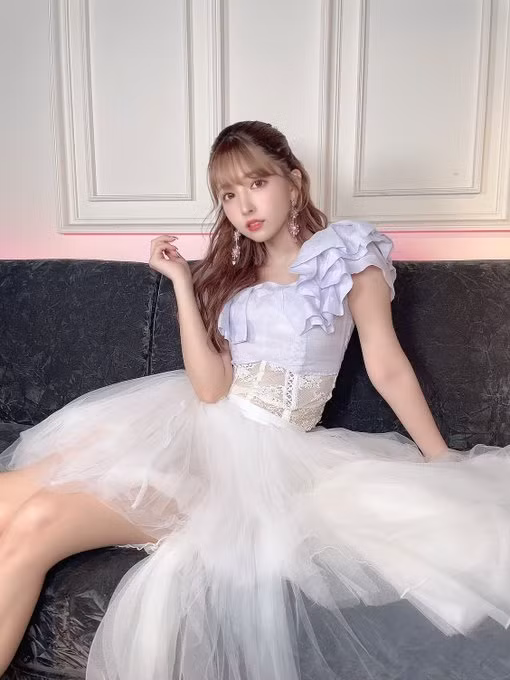 Mikami Yua, xuất thân là nữ thần tượng, ra mắt với tư cách ca sĩ thuộc nhóm nhạc SKE48. Sau đó, cô nàng chuyển sang làm diễn viên phim người lớn rồi lại đầu quân làm thành viên nhóm nhạc Ebisu Muscats và Honey Popcorn.