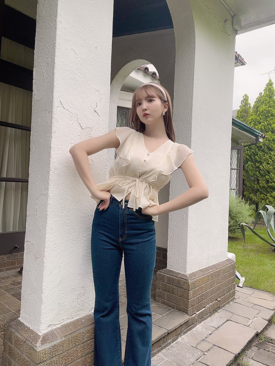 Cô nàng cũng rất chịu khó cập nhật xu hướng thời trang, khi ra ngoài chưa từng diện đồ lỗi mốt.