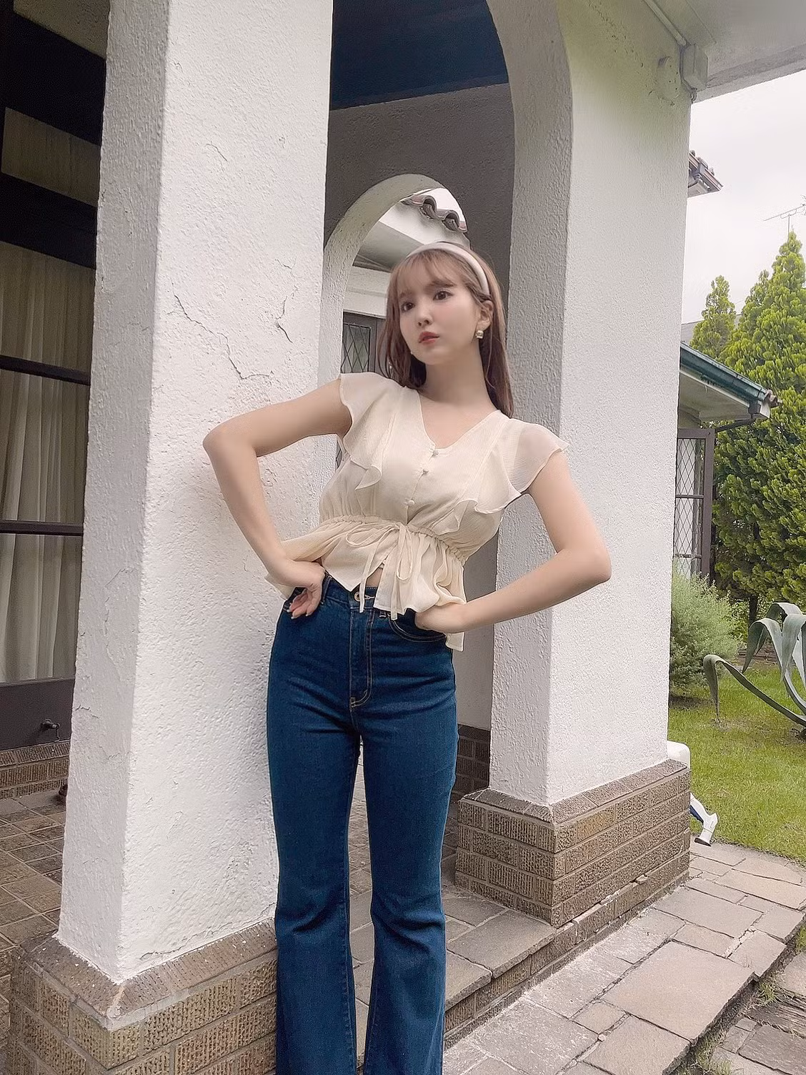 Cô nàng cũng rất chịu khó cập nhật xu hướng thời trang, khi ra ngoài chưa từng diện đồ lỗi mốt.