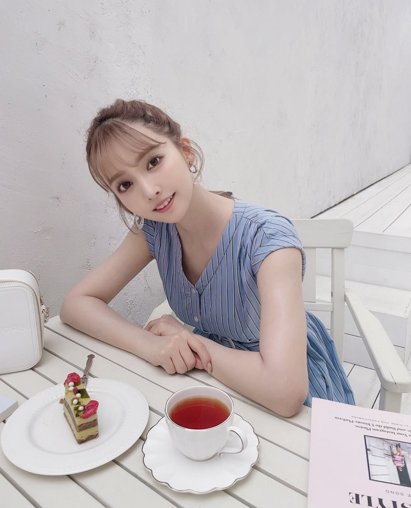 Trong trang phục đơn giản, Mikami Yua cũng nổi bật vì rất xinh đẹp.