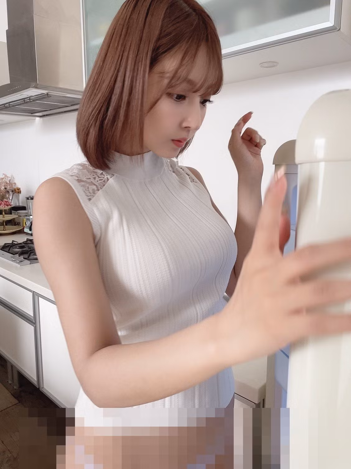 Lý do là bởi khi ở nhà và vào bếp nấu ăn, Mikami Yua chỉ diện áo, còn quần thì không. Những hình ảnh nữ thần tượng chỉ mặc nội y và nấu nướng khiến nhiều fan hâm mộ "bỏng mắt".