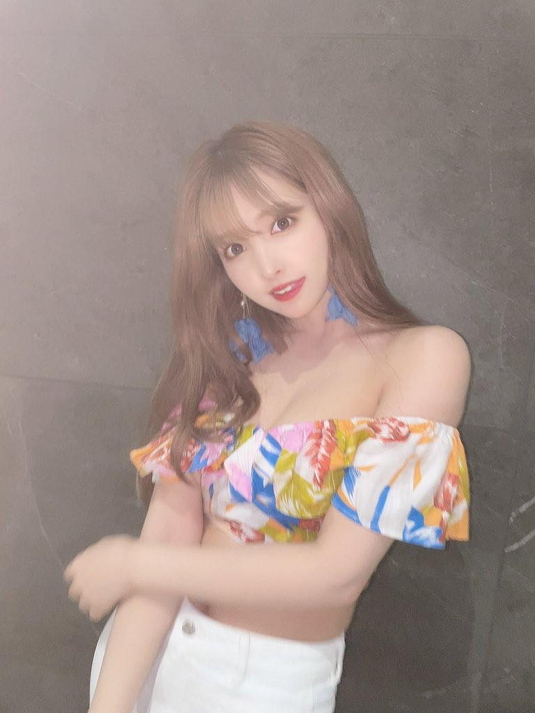 Ngay cả khi cô nàng đi chơi với bạn bè, cũng chỉ lựa chọn nhưng đồ gợi cảm vừa phải, vừa trẻ trung lại khoe được dáng vóc.