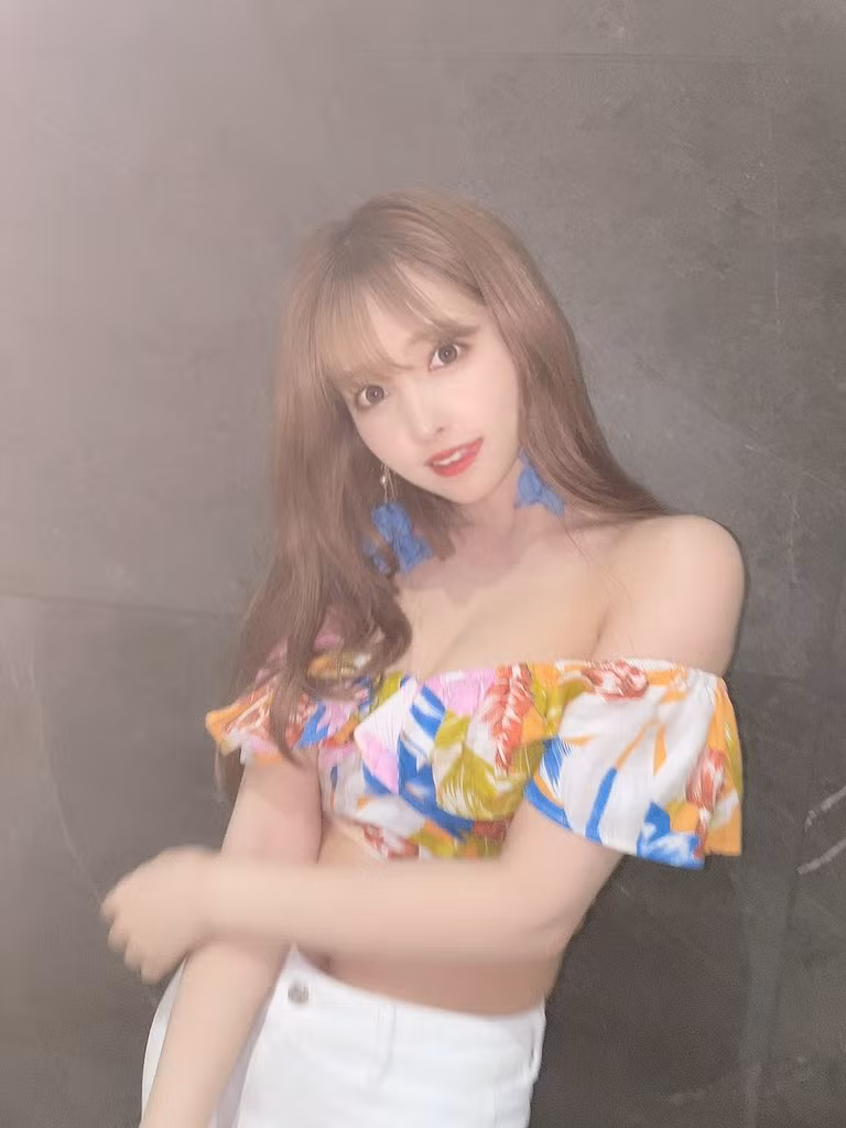 Ngay cả khi cô nàng đi chơi với bạn bè, cũng chỉ lựa chọn nhưng đồ gợi cảm vừa phải, vừa trẻ trung lại khoe được dáng vóc.