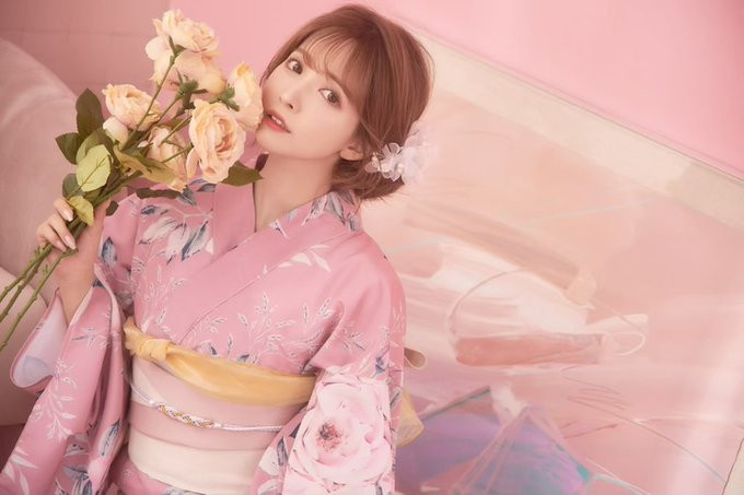 Theo những người hâm mộ Mikami Yua, mặc dù từng đóng vô số phim người lớn nhưng trong cuộc sống thường ngày, nữ thần tượng luôn diện trang phục kín cổng cao tường.