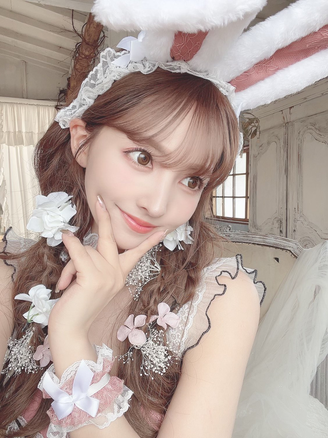 Danh tiếng của Mikami Yua vang xa, cô nàng được yêu thích ở rất nhiều quốc gia. Gần đây do dịch bệnh, nữ nghệ sĩ phải tạm ngừng hoạt động. Cô nàng thường cập nhật cuộc sống của mình trên mạng xã hội.