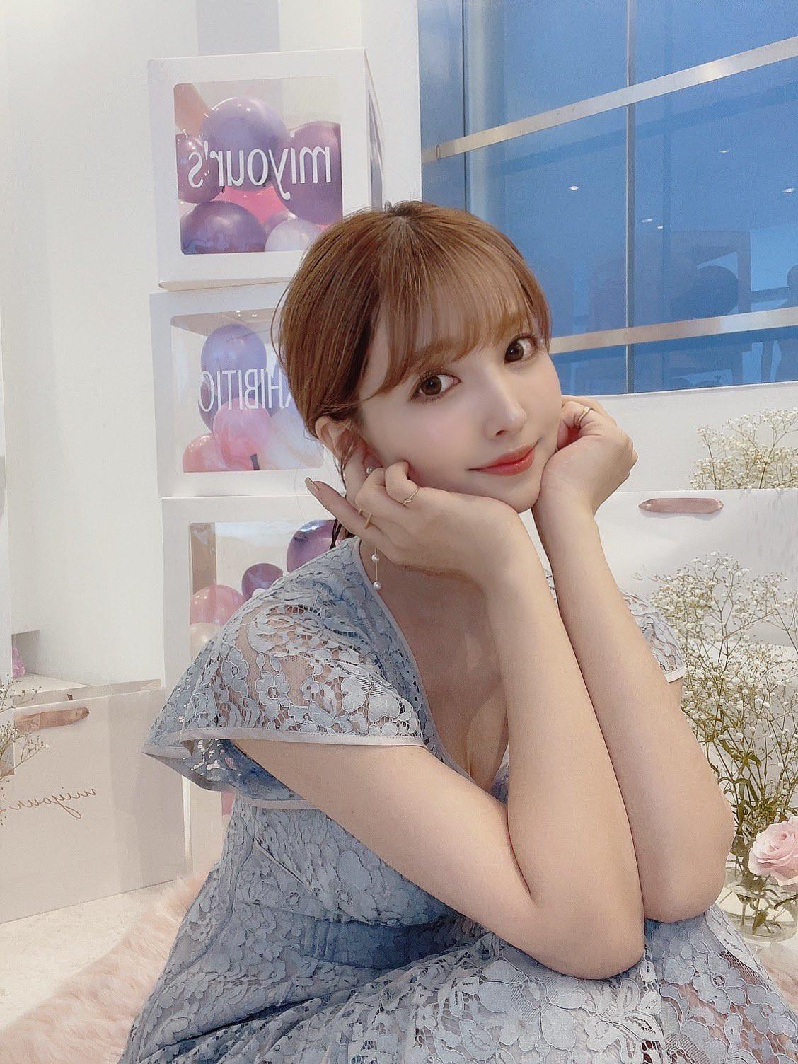 Có thể thấy, nhan sắc của Mikami Yua không hề thua kém diễn viên, thần tượng chính thống.