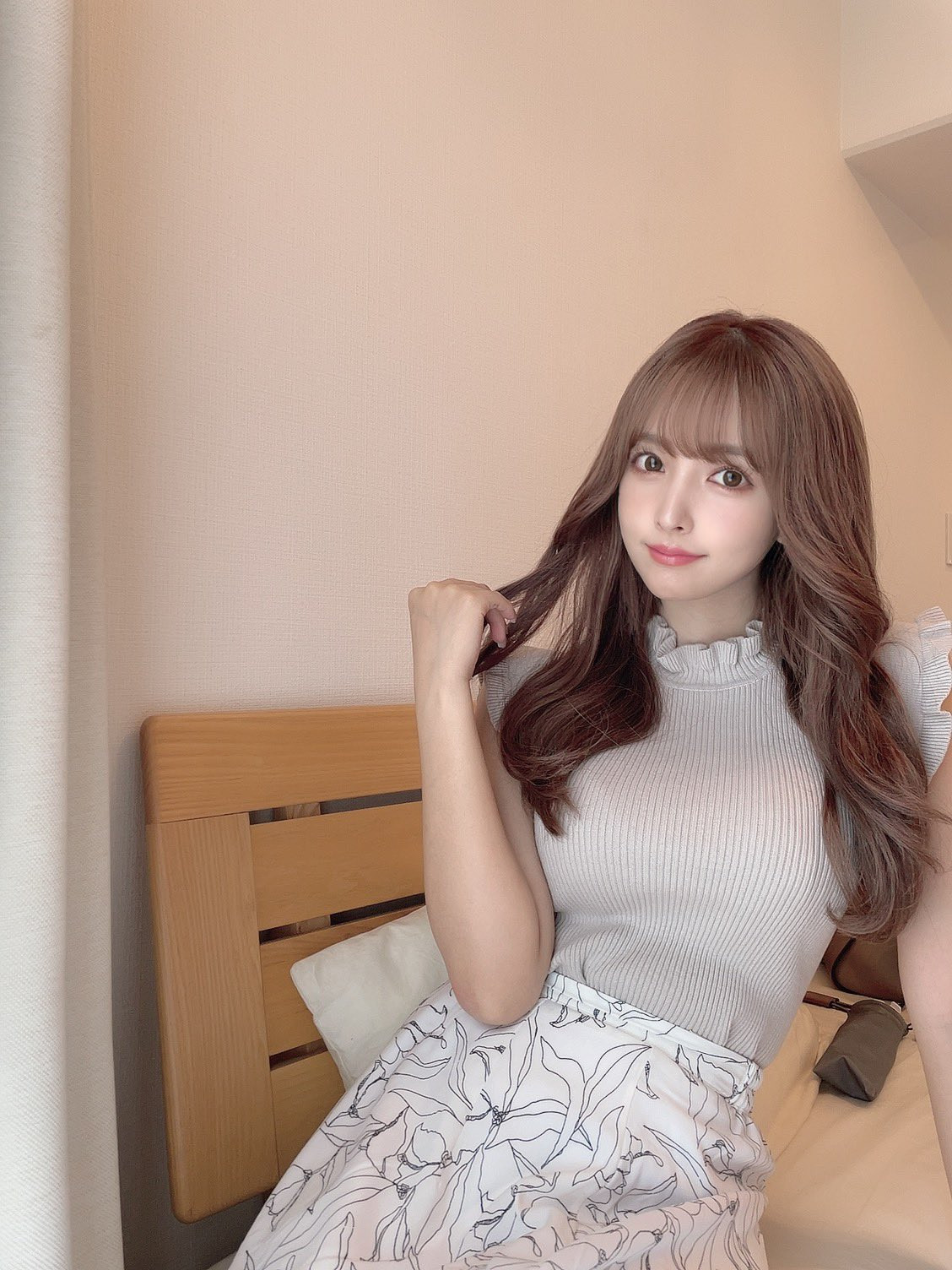 Chính vì thế, khi đột nhiên đăng tải hình ảnh gợi cảm khi mở tủ lạnh nấu ăn, Mikami Yua khiến các fan của mình náo loạn.