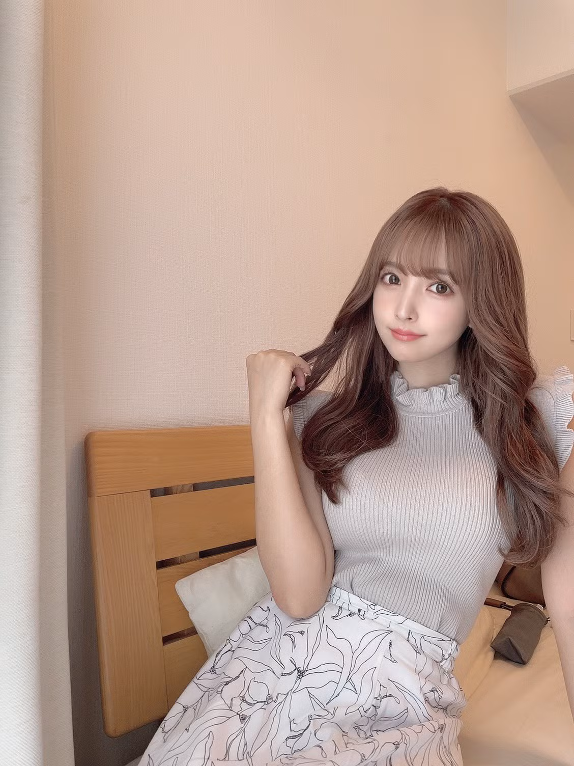 Chính vì thế, khi đột nhiên đăng tải hình ảnh gợi cảm khi mở tủ lạnh nấu ăn, Mikami Yua khiến các fan của mình náo loạn.