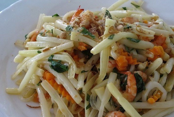 Lần này, giới thiệu với mọi người nguyên liệu có vị thơm ngon, không bị dầu mỡ, được mệnh danh là kho gelatin của người nghèo. Ăn nhiều là bổ máu, dưỡng khí, dưỡng ẩm, trắng da. Đó chính là ngó sen.