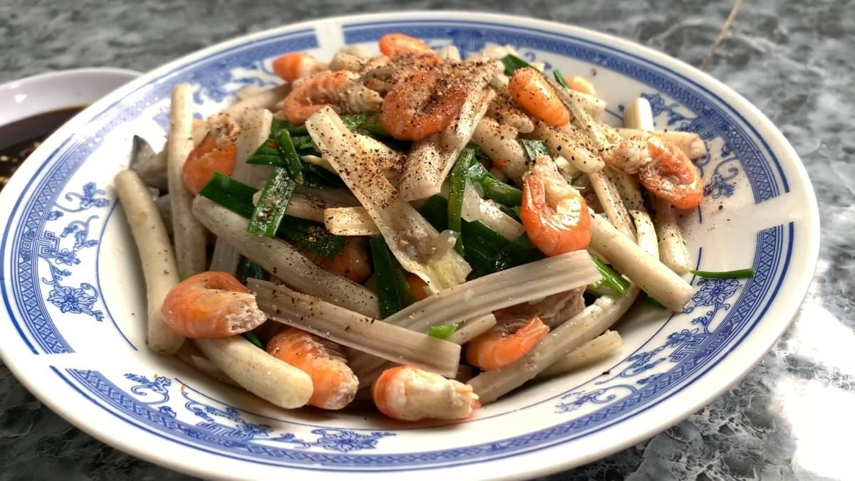 Ngó sen ăn ngon miệng như củ sen nhưng đậm đà hơn. Thêm nữa, ngó sen được chứng minh là rất giàu nguyên tố vi lượng, đặc biệt là sắt, có tác dụng thúc đẩy tuần hoàn máu, giúp đường ruột vận động trơn tru, da dẻ hồng hào, đàn hồi tốt.