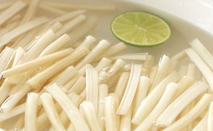 Không chỉ thế, ngó sen cũng có tác dụng như hạt sen, có khả năng bổ sung cho cơ thể những dưỡng chất cần thiết như đường glucoza, canxi, photpho, sắt, vitamin C, arginin, tyrosin..., qua đó giúp làm giảm tình trạng căng thẳng thần kinh và mất ngủ.