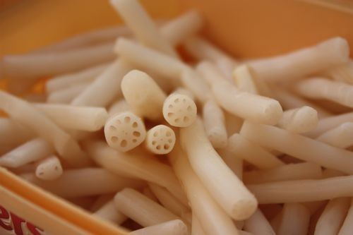 Nhiều nghiên cứu đã cho thấy, trong ngó sen có tơ sen, thành phần chủ yếu là polysaccharide và mucoprotein, hai chất rất có lợi cho sức khỏe. Các sợi polysaccharide cùng những chất dinh dưỡng khác trong ngó sen có thể cải thiện khả năng miễn dịch đồng thời ngăn tích tụ cholesterol trong cơ thể.