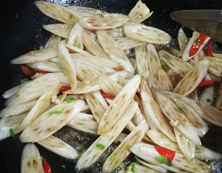 Với những người thích ăn cay, bỏ thêm chút ớt vào ngó sen sẽ giúp món ăn ngon miệng, đưa cơm hơn.