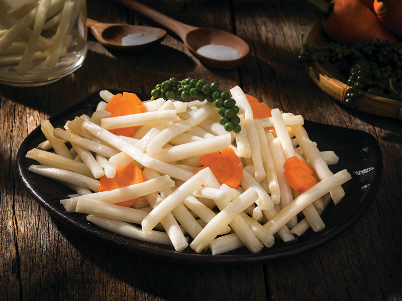 Trong Đông y, ngó sen cũng được điều chế thành trà để cho những người bị bệnh hô hấp uống như ho, hen suyễn, lao phổi.